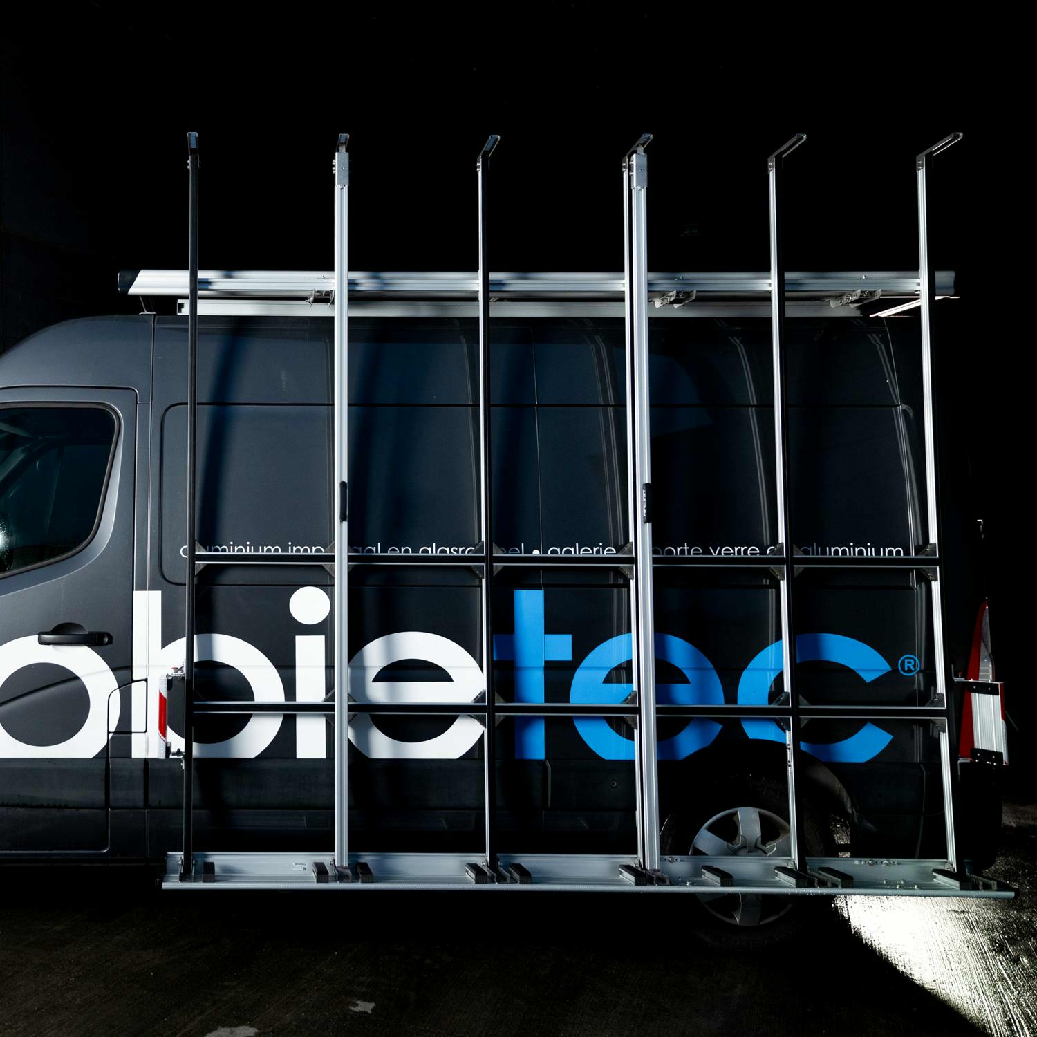 Mobietec Glasträger an einem Nutzfahrzeug