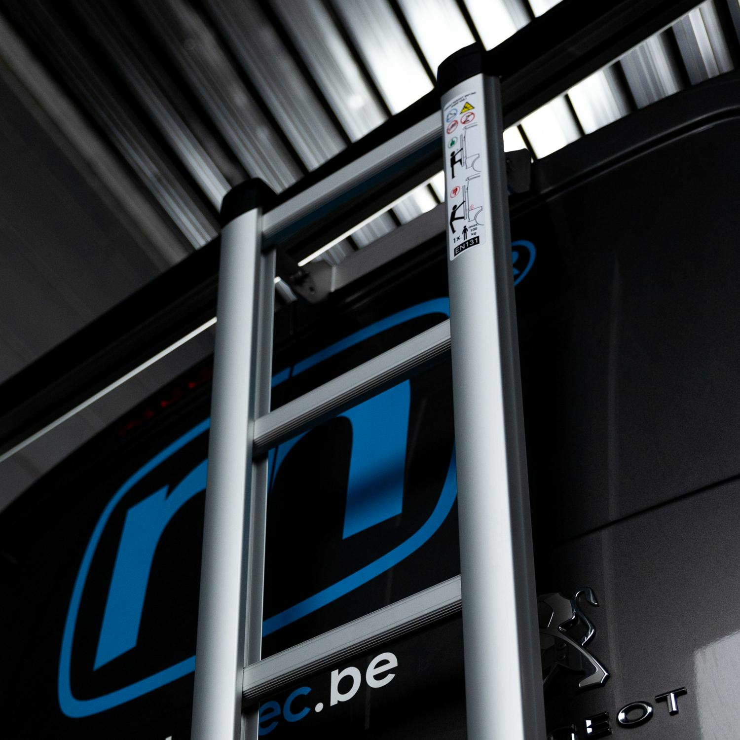 Mobietec Aluminium-Leiter an einem Nutzfahrzeug