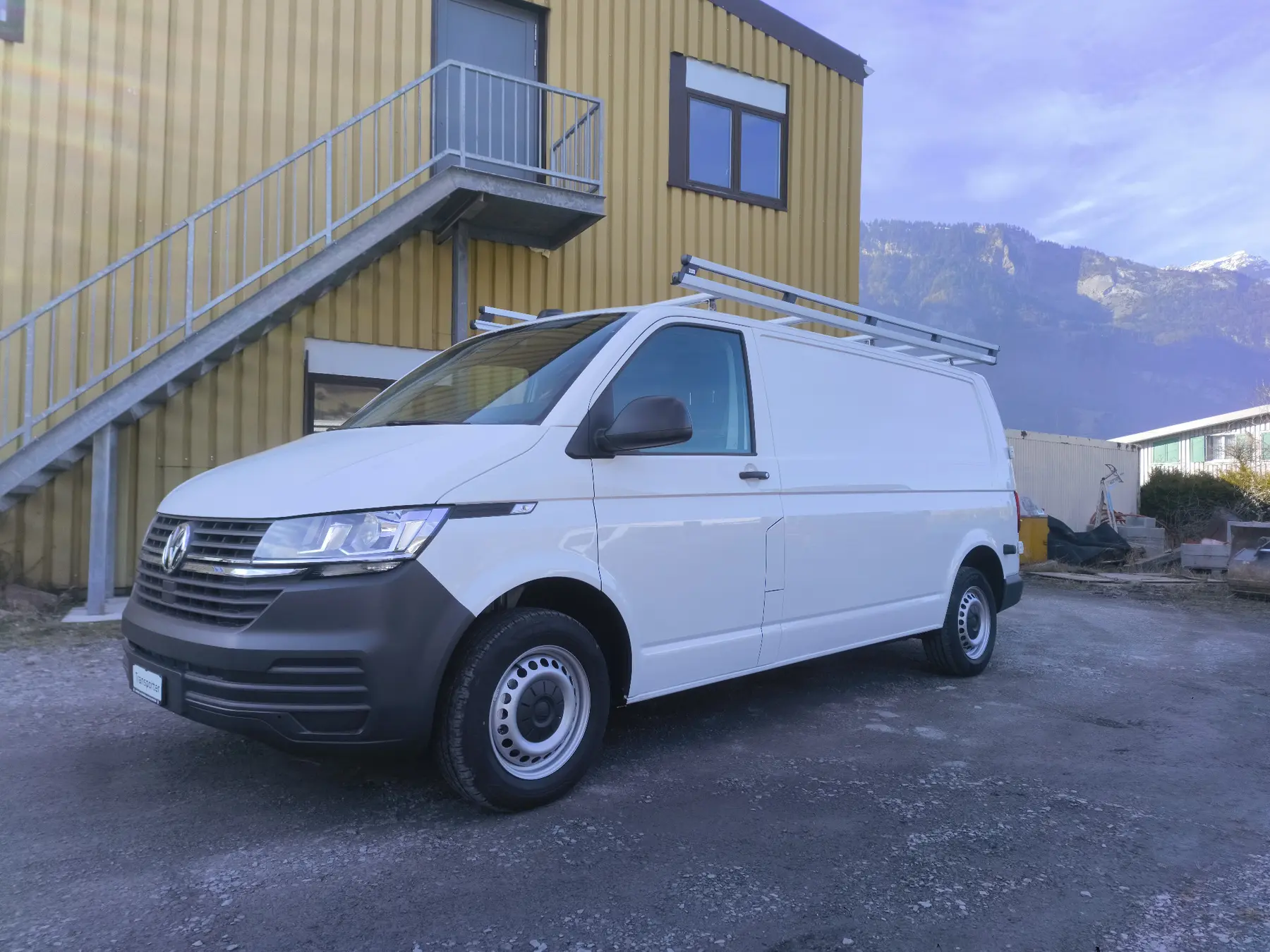 Volkswagen Transporter mit grossflächigem Aluminium-Dachkorb
